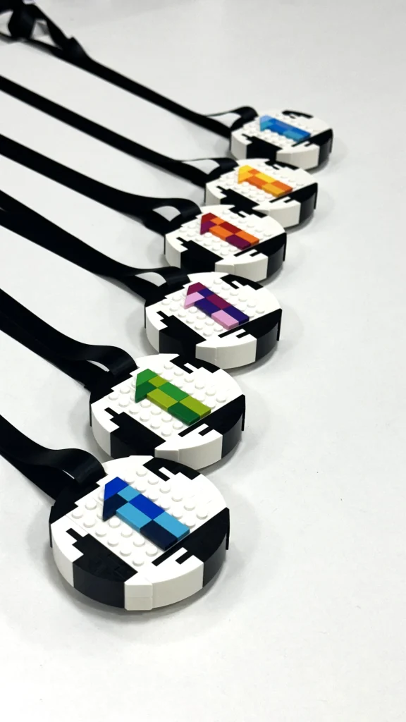 Vista frontal de medallas LEGO todas con el número 1, cada una en un color