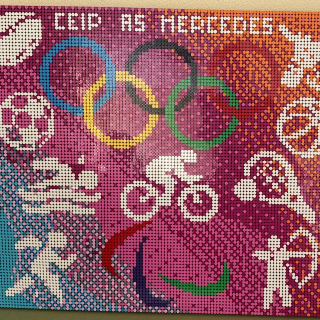 Mosaico colaborativo sobre el Olimpismo realizado con LEGO para Colegio Público as Mercedes