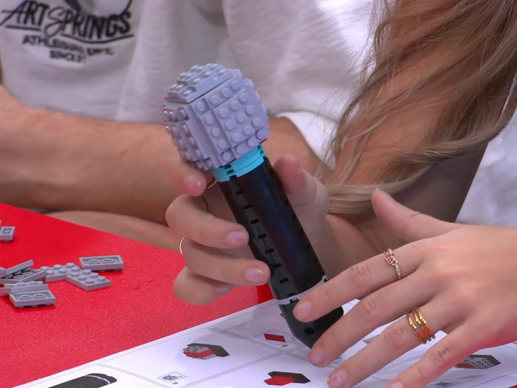 A microphone built with LEGO during the workshop held for the contestants of the 2026 season of Operación Triunfo