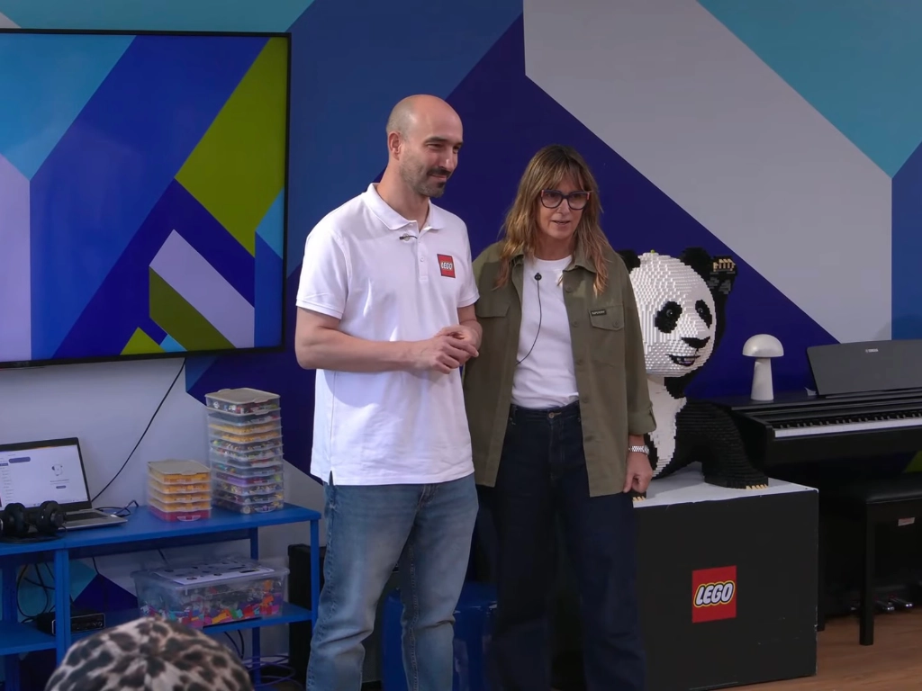Pablo González and Noemí Galera introducing the contestants of the 2026 season of Operación Triunfo to the LEGO building workshop they will be participating in 
