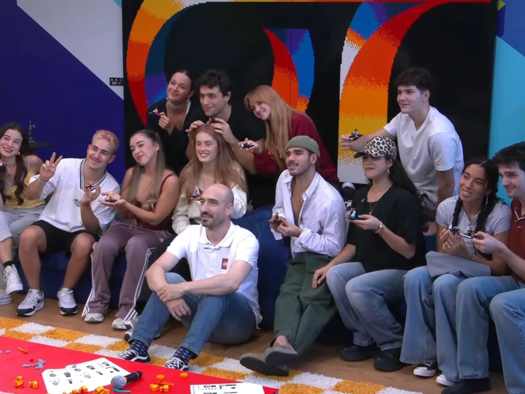 Contestants from the 2026 season of the TV show *Operación Triunfo* who participated in the LEGO building workshop held during the show, along with Pablo González.
